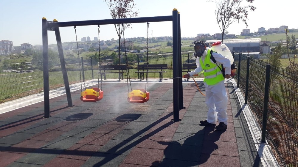 Gebze’de parklar çocuklar için dezenfekte ediliyor 