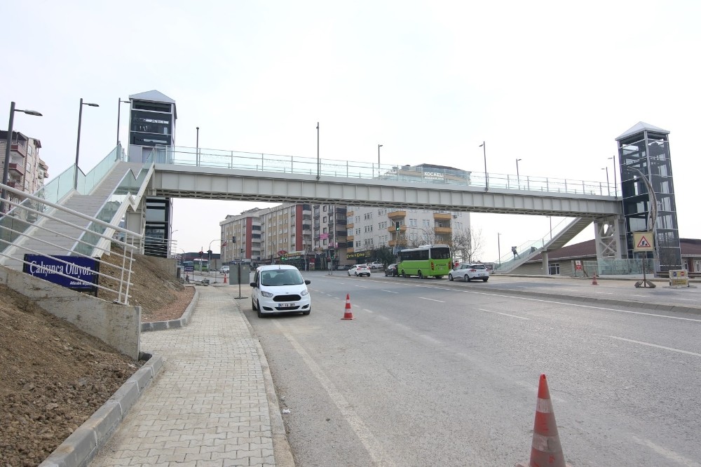 Gebze’de üst geçit çalışmaları tamamlanıyor 