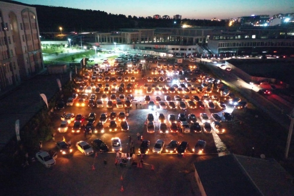 Gebzeliler arabalarında sinema keyfi yaşadı 