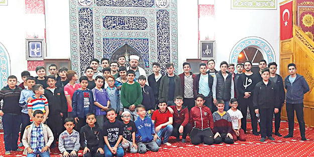 ‘Geç kalma genç gel’ dedi camiyi doldurdu