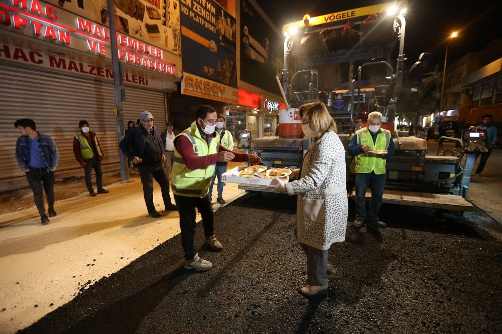 Gece gündüz çalışan ekiplere tatlı dopingi 