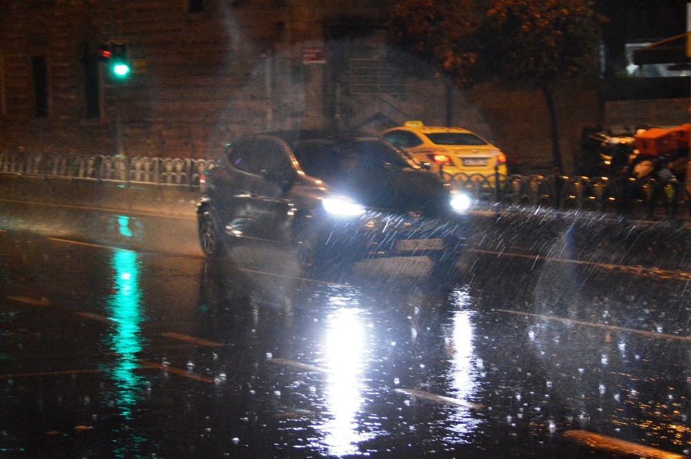 Gece saatlerinde başlayan yağmur İstanbul’da etkili oldu 