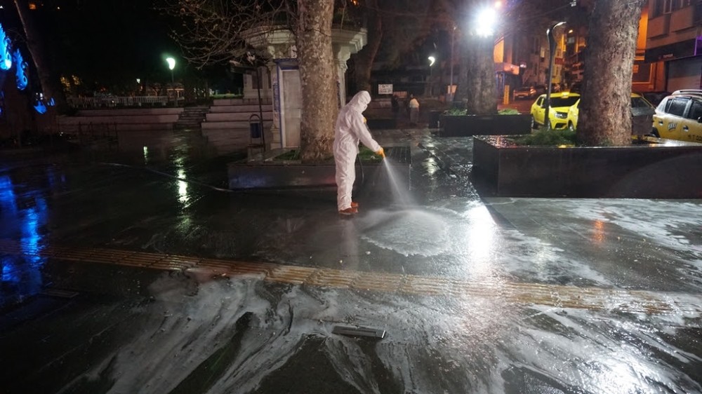 Gece saatlerinde sokakları köpükleyerek yıkadılar 