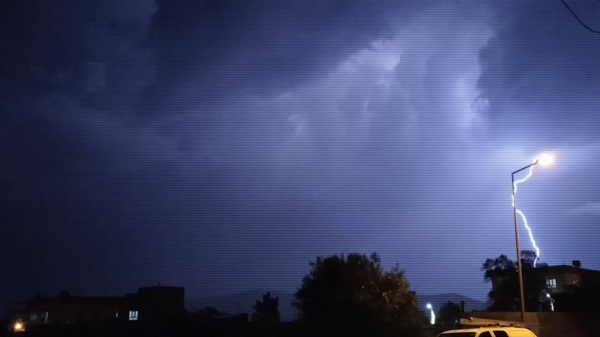 Gece şimşeklerle böyle aydınlandı