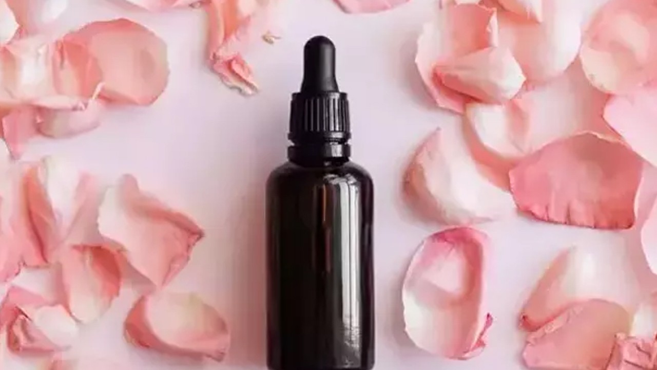 Gece sürünce derin kırışıklıkları açıyor! Botoksun şişedeki hali: Tek damlada 10 yaş daha genç cilt