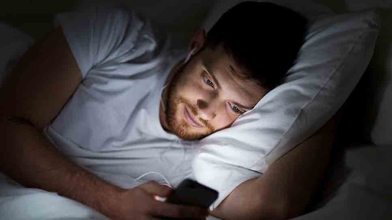 Gece telefona bakmak depresyona neden oluyor! Peki neden?