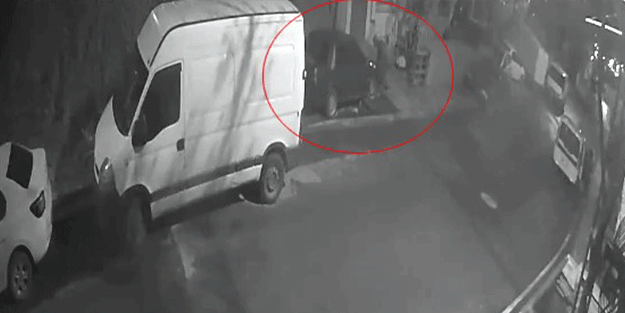 Gece yarısı bir otomobilin plakasını çalmaya gelen şahıslar kamerada