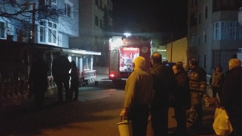 Gece yarısı evde çıkan yangın mahalleyi sokağa döktü 