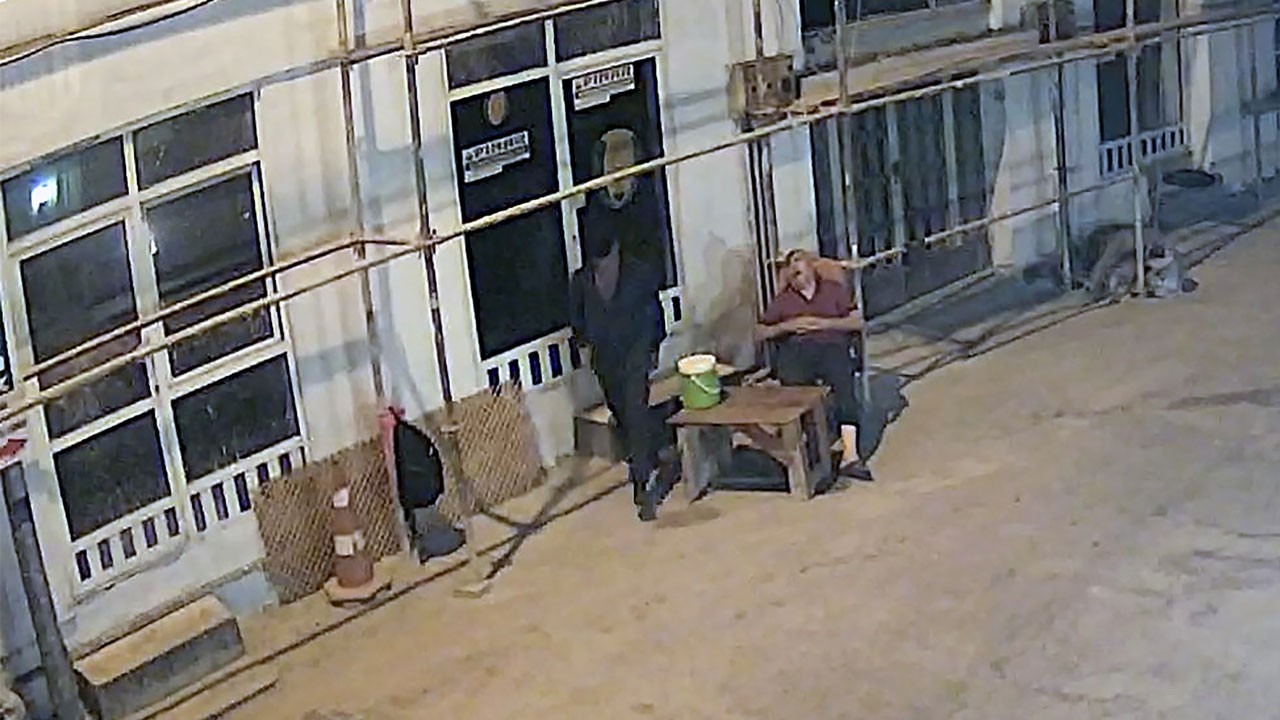 Gece yarısı film gibi hırsızlık! Uyuyan bekçinin cebini böyle boşalttı