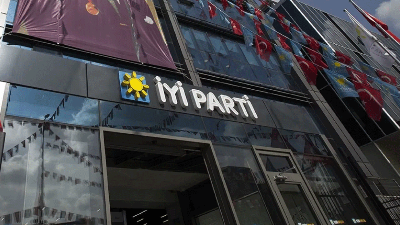 Gece yarısı İYİ Parti'de deprem! İstifasını duyurdu