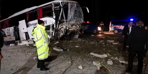 Gece yarısı katliam gibi kaza… Ölü ve yaralılar var!