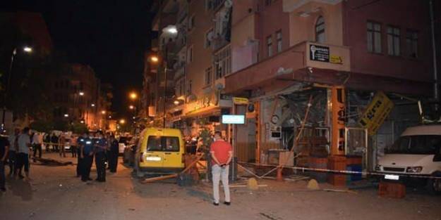 Gece yarısı korkutan patlama! Mahalleli sokağa döküldü
