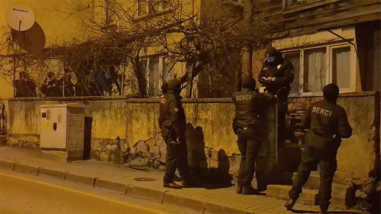 Gece yarısı mahalle ayağa kalktı Camdan girince polise yakalandı