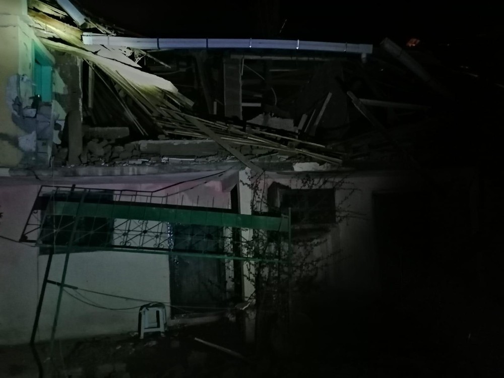 Gece yarısı patlayan tüp evlerini başlarına yıktı 
