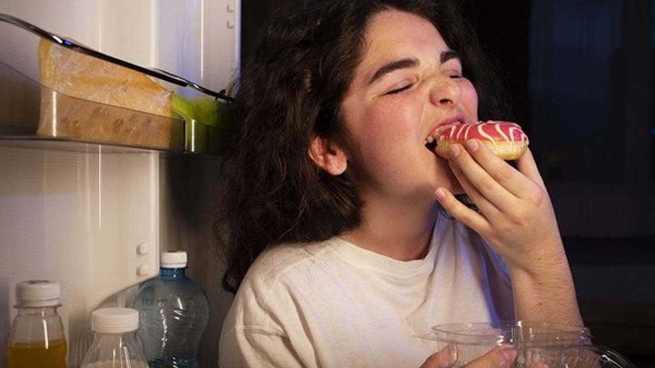 Gece yemek yiyorsanız: Erken yiyenler, geç yiyenler vay halinize!