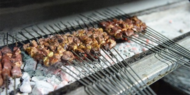 Gecede 3 ton ciğer tüketiyorlar