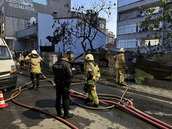 Gecekondu alev alev yandı