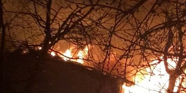 Gecekondu alevlere teslim oldu! Mahalleli panikle sokaklara döküldü