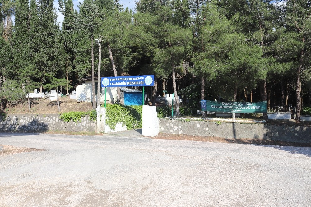 Geceleri mezarları tek tek çimentoyla kapatıyor 