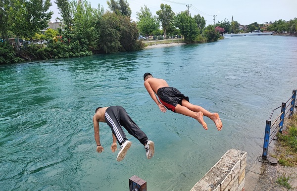 Geçen sene 30 kişi öldü! Sulama kanalına atlayan çocuğun sözleri şoke etti