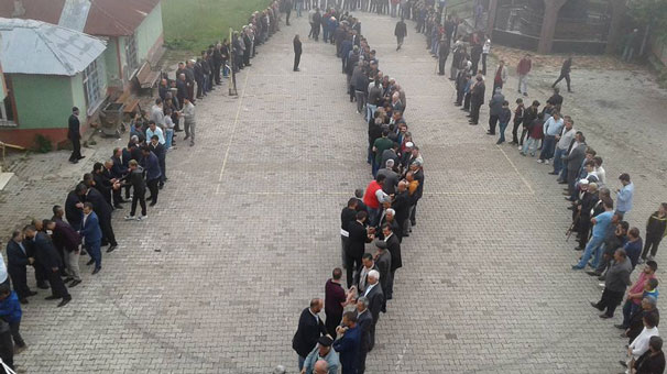 Geçen yıl imam bırakmamıştı bu yıl cemaat çıkmadı