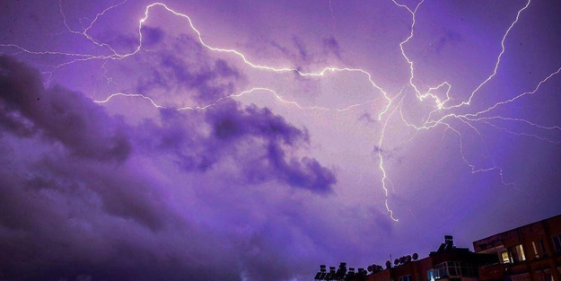 Gecenin karanlığını şimşekler aydınlattı