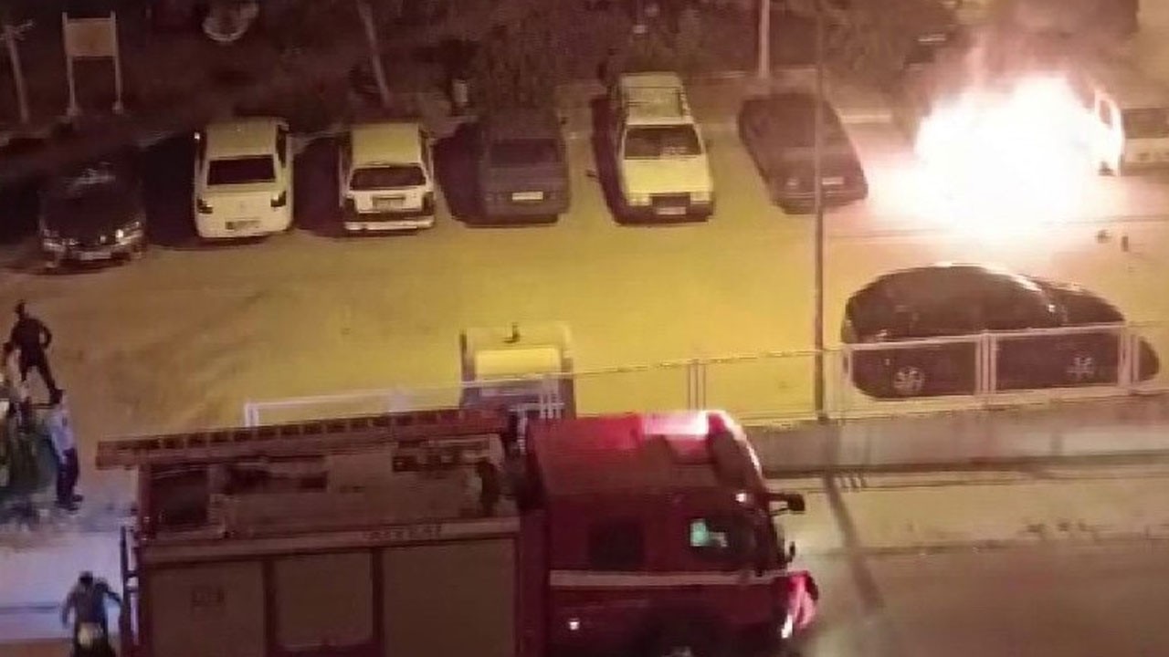 Geceyi aydınlatan görüntü! Park halindeki otomobil yandı