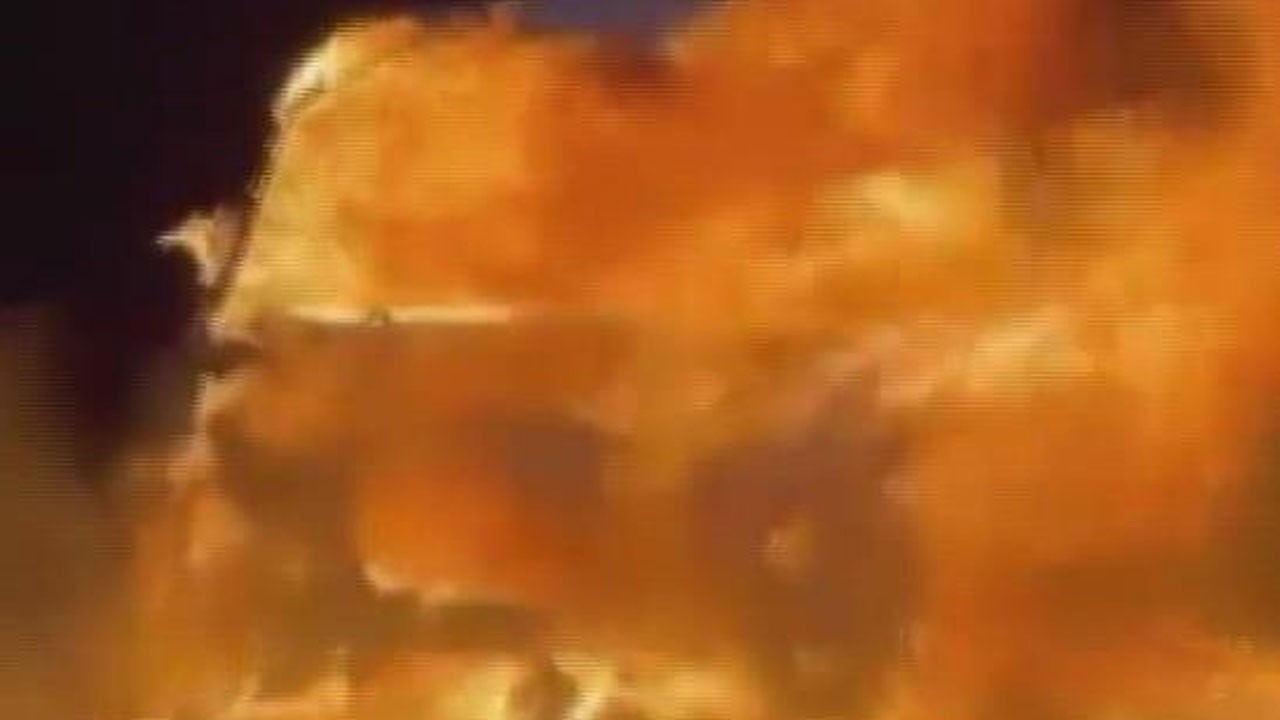 Geceyi gündüze çevirdi! Seyir halindeki otomobil alev topuna döndü