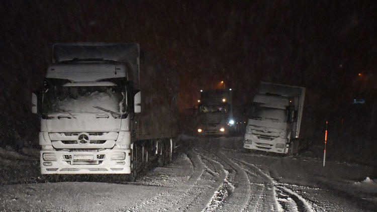 Geçit kapandı! Onlarca araç mahsur kaldı!