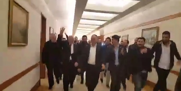 Gençler, İsmail Kahraman'ı Meclis'e coşkuyla uğurladı