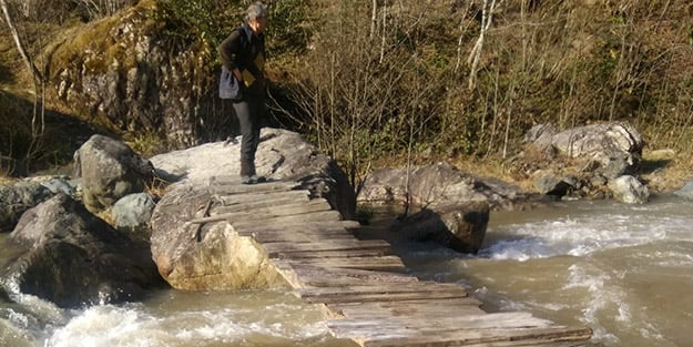 Geçmek istediği tahta köprü hayatının sonunu getirdi