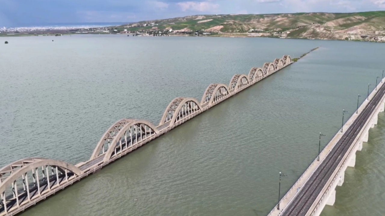 Geçmiş ve bugün aynı karede! 75 yıllık köprü sular altında kaldı