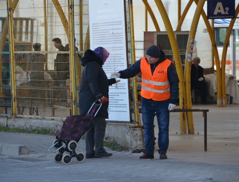 Gediz Pazarı’nda Korona virüse karşı kolonyalı önlem 