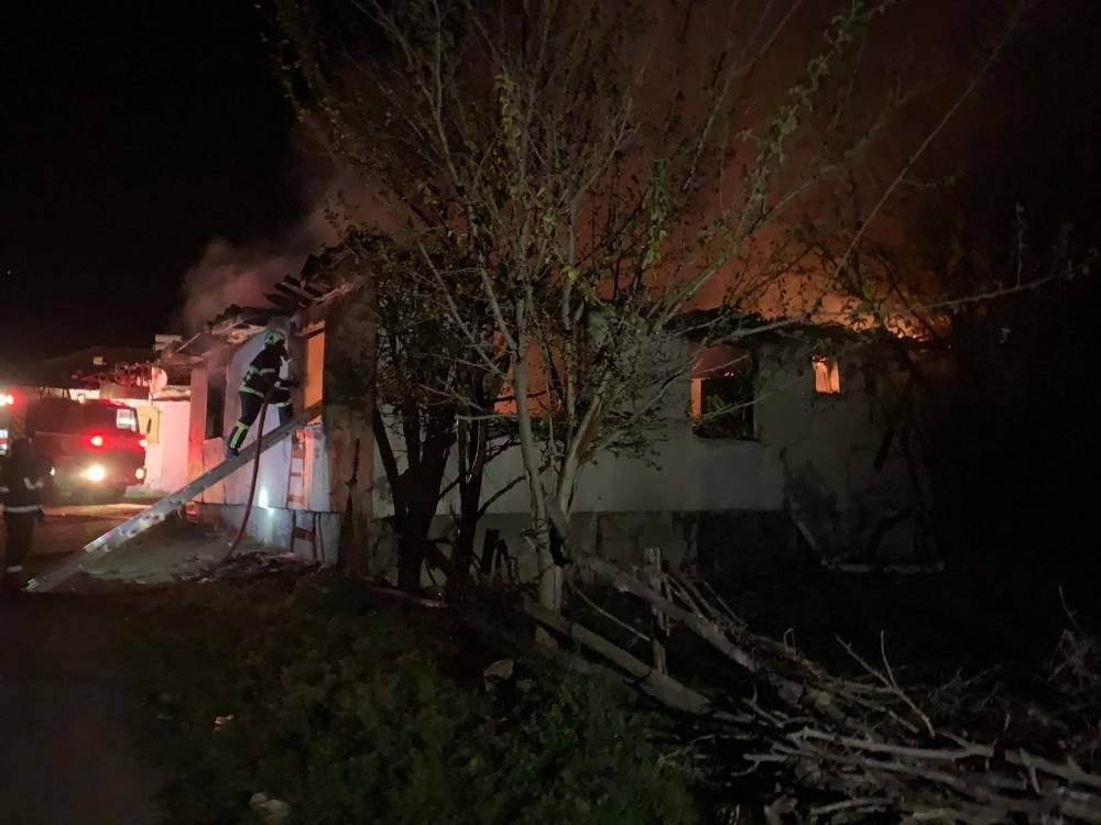 Gediz’de alev alev yanan ev küle döndü 