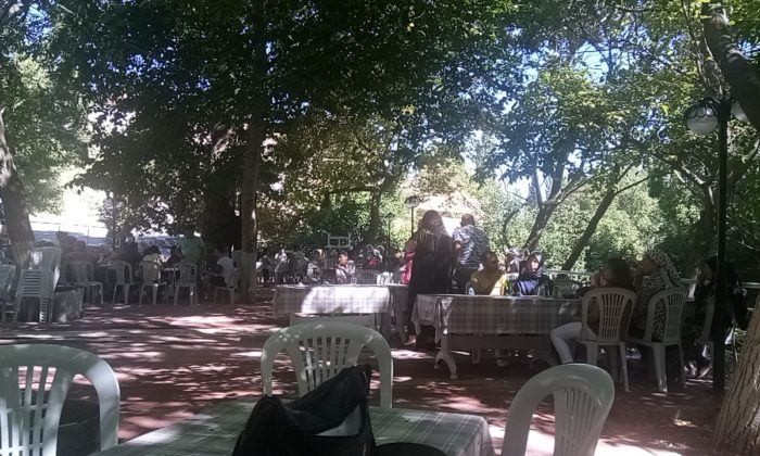 Gediz’de aşırı sıcaktan bunalan vatandaşlar Pınarbaşı Köyü’ne akın ediyor 