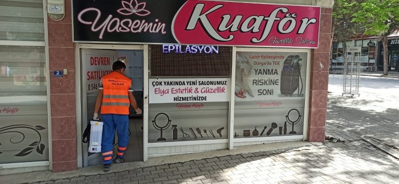 Gediz’de berber ve kuaför salonları dezenfekte edildi 