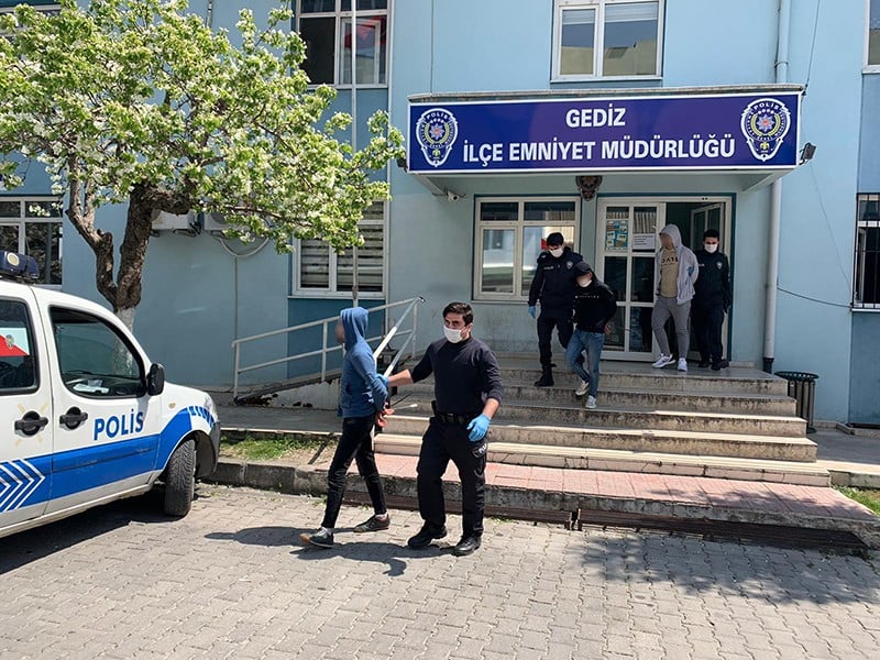 Gediz’de oto teyp hırsızları yakalandı 