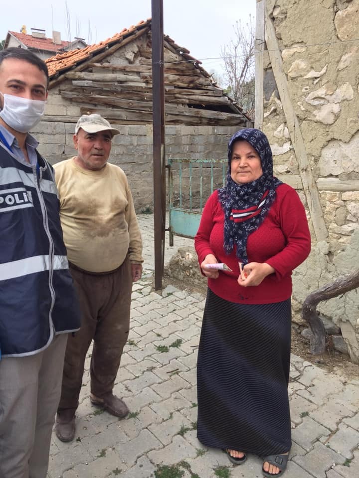 Gediz’de polis ve jandarma ekipleri kapı kapı yardım dağıttı 