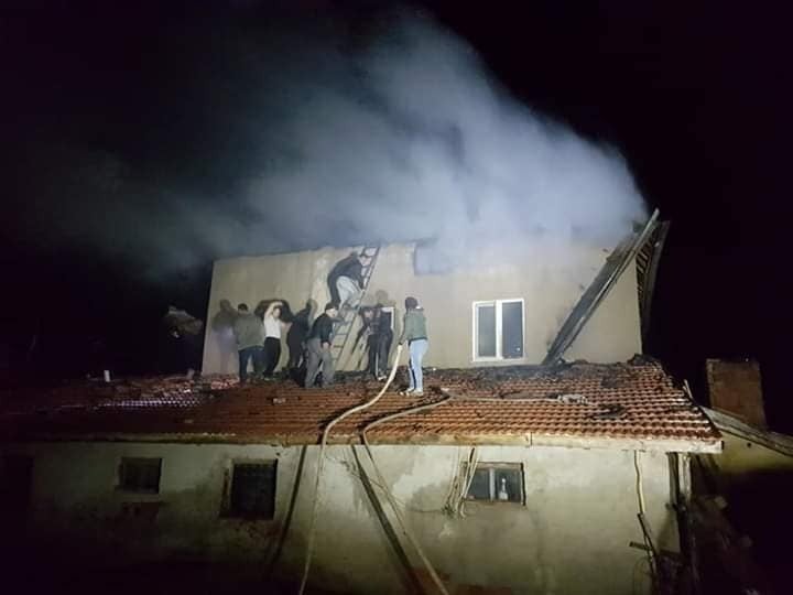 Gediz’in Göynükören köyünde çatı yangını 