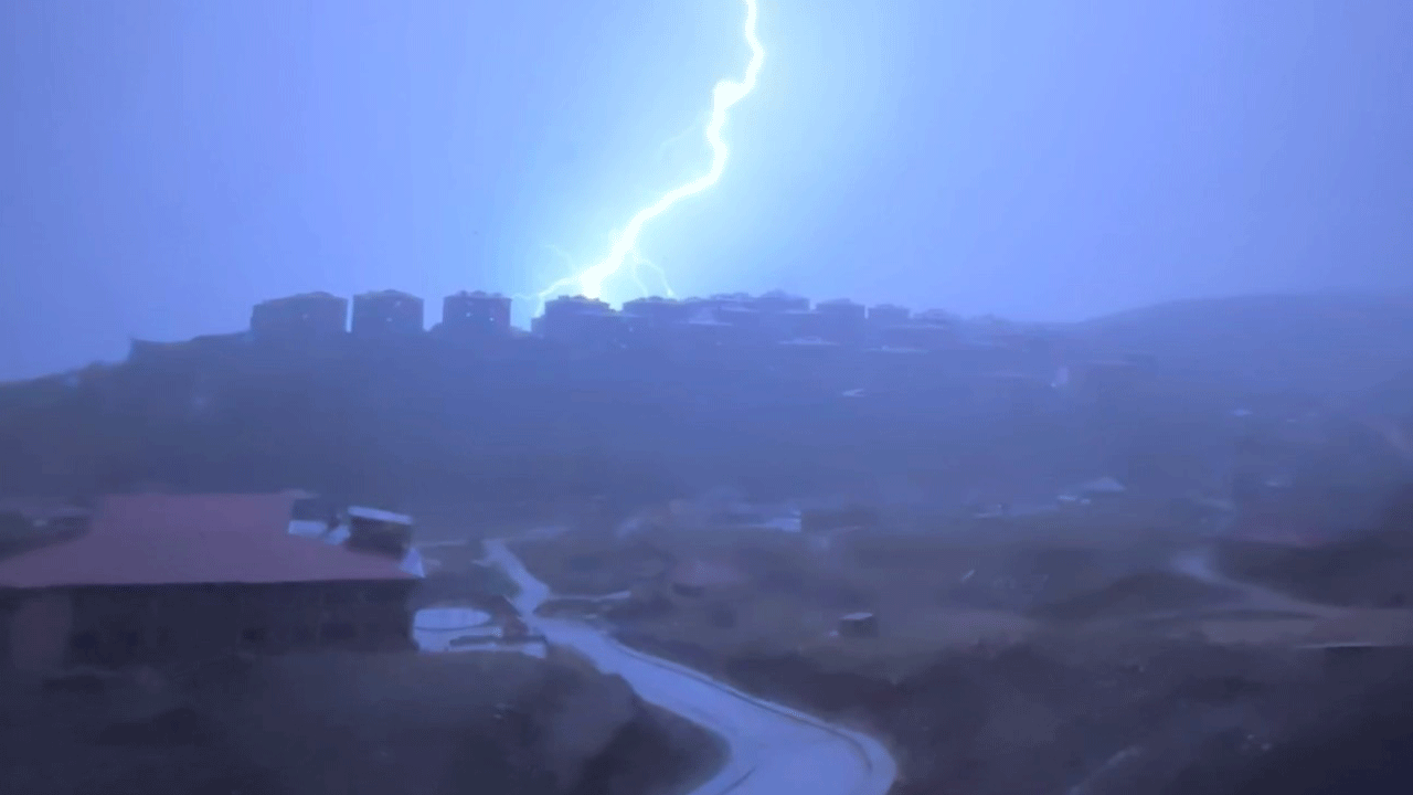 Geldi bir tufan, gitti bir boran: Şimşekler geceyi aydınlattı, evlerin çatıları uçtu, yollar göle döndü