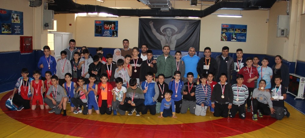 Geleceğin baş pehlivanları mindere çıktı 