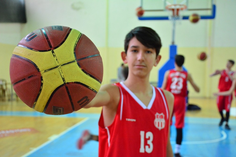 Geleceğin basketçileri Torbalı’da yetişiyor 