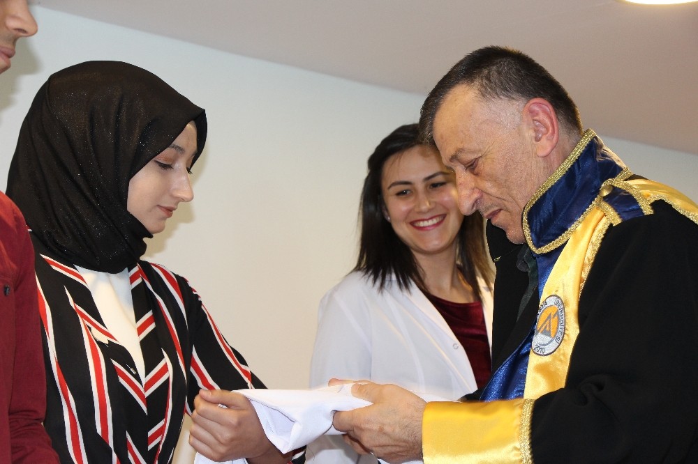 Geleceğin diyetisyen adayları beyaz önlüklerini törenle giydi 