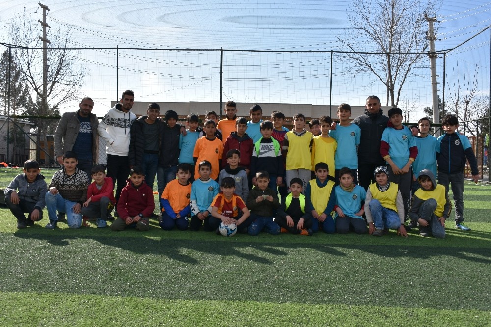 Geleceğin futbolcuları Büyükşehir Belediyesi futbol kurslarında yetişiyor 