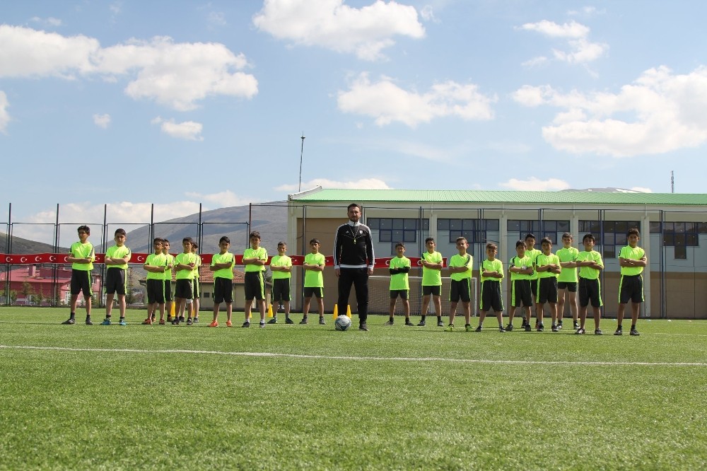 Geleceğin futbolcuları Yahyalı’da yetişiyor 