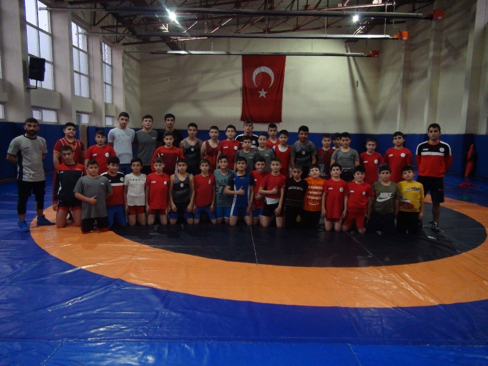 Geleceğin güreşçileri Yozgat’ta yetişiyor 