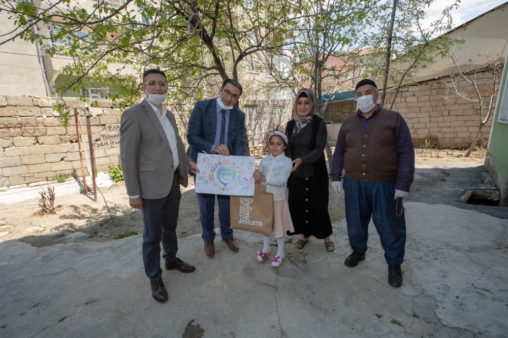 Geleceğin ressam ve şairleri, ödüllerine kavuştu 