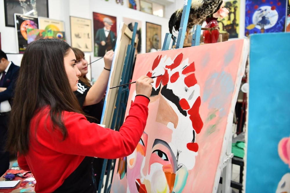 Geleceğin sanatçılarının eserleri valilik binasında sergileniyor 