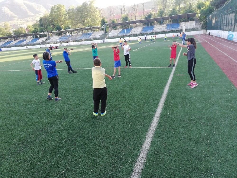 Geleceğin sporcuları yaz spor okullarında yetiştiriliyor 