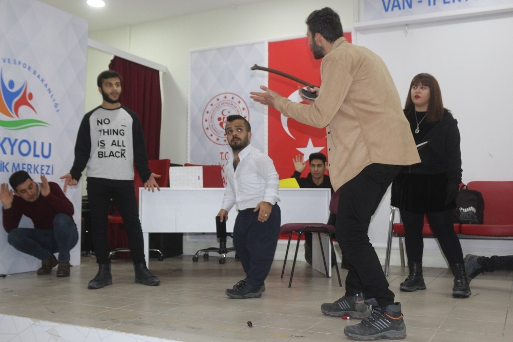 Geleceğin tiyatro oyuncuları Van’da yetişiyor 